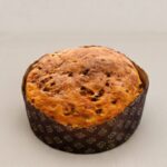 Folar embrulhado numa forma castanha