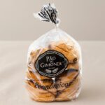 Bolos tradicionais económicos em cima de uma tábua de madeira