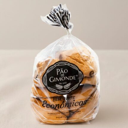 Bolos tradicionais económicos em cima de uma tábua de madeira