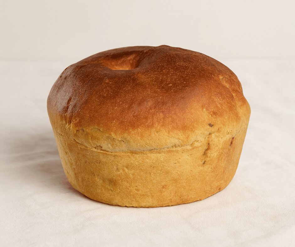 Folar Transmontano com crosta dourada e disposto num pano branco