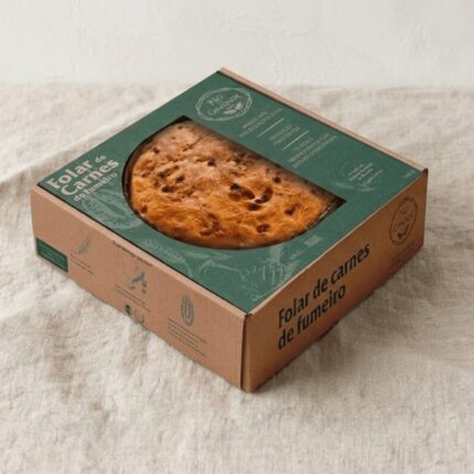 Caixa verde com janela e com folar de carnes de fumeiro por dentro