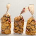 Três saquinhos com a temática de natal com mini bolinhos tradicionais