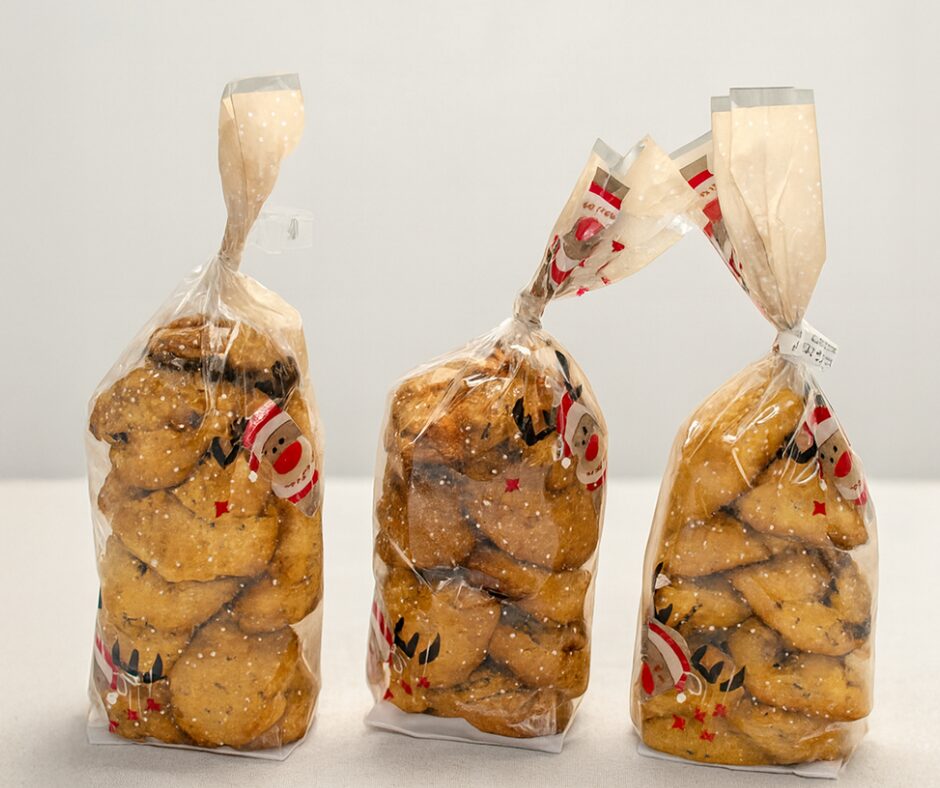 Três saquinhos com a temática de natal com mini bolinhos tradicionais