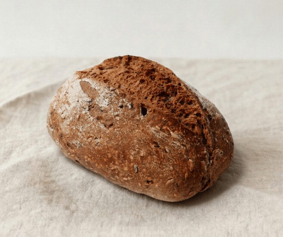 Pão escuro em cima de uma toalha