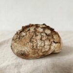 Pão com crosta estaladiça e de cor mais castanha