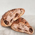 Pão em cima de uma toalha de pano