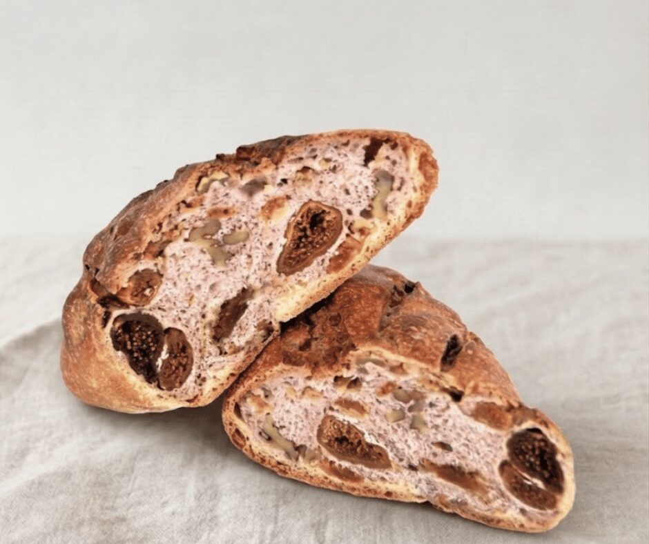 Pão em cima de uma toalha de pano