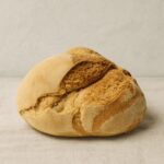 Pão em cima de uma toalha de pano