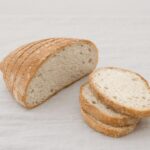 Pao de trigo fatiado com 3 fatias sobrepostas