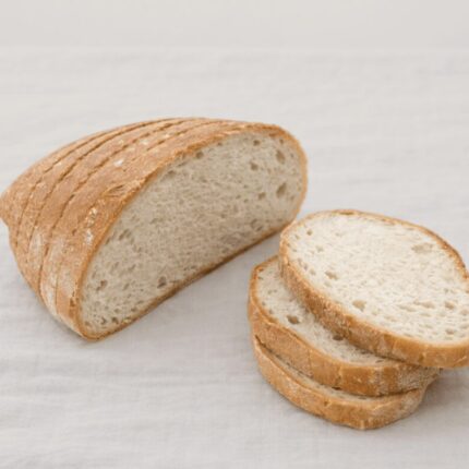 Pao de trigo fatiado com 3 fatias sobrepostas