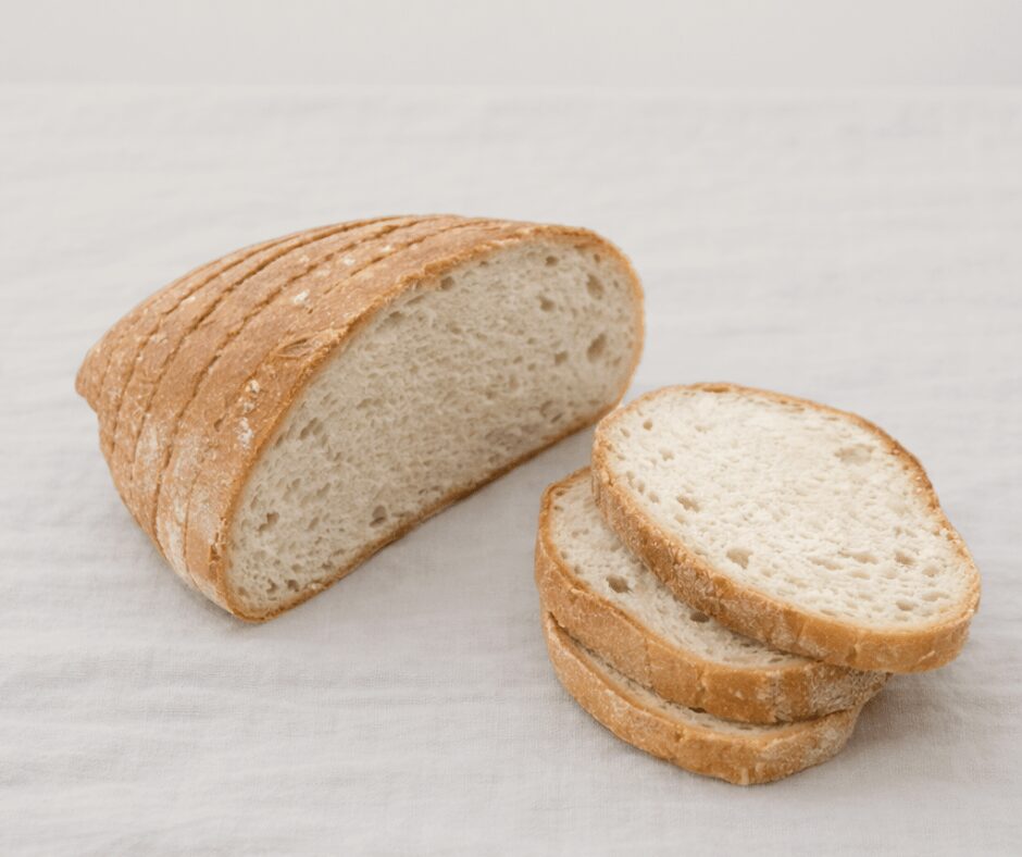 Pao de trigo fatiado com 3 fatias sobrepostas