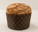 Panettone com crosta de açúcar e com uma forma de papel castanha