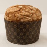 Panettone com crosta de açúcar e com uma forma de papel castanha