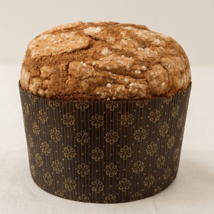 Panettone com crosta de açúcar e com uma forma de papel castanha