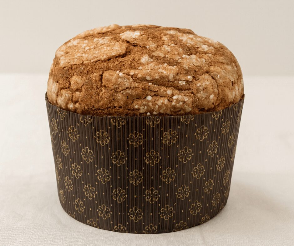 Panettone com crosta de açúcar e com uma forma de papel castanha