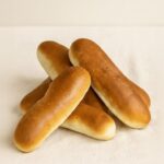 Vários pães de cachorro sobreposto