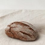 Pão escuro em cima de uma toalha de pano