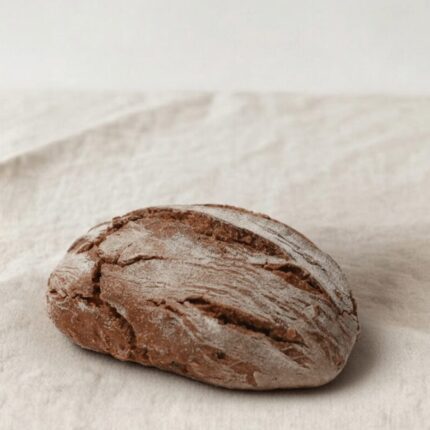 Pão escuro em cima de uma toalha de pano