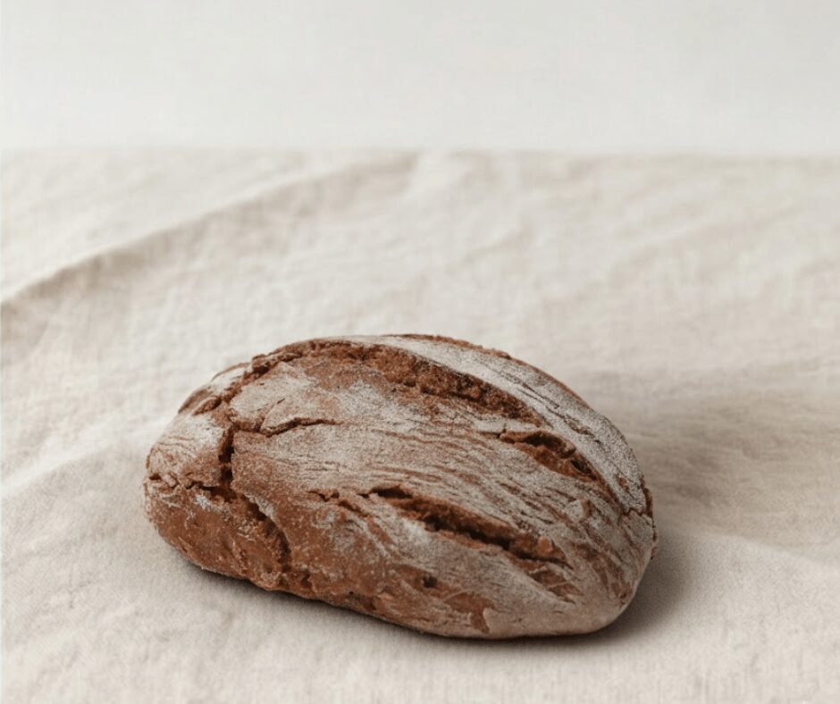 Pão escuro em cima de uma toalha de pano