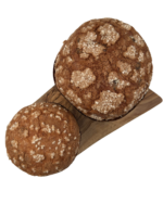 Dois bolos, um maior e outro mais pequeno em cima de uma tábua