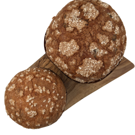 Dois bolos, um maior e outro mais pequeno em cima de uma tábua