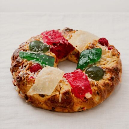 Bolo Rei colorido com frutas cristalizadas coloridas e frutos secos