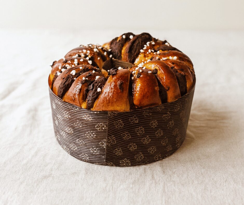Bolo em forme de coroa com pepitas de chocolate