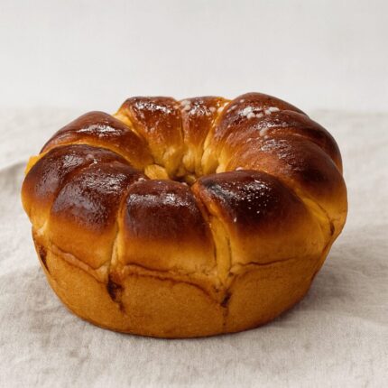 Bolo em forma de coroa com creme de ovos