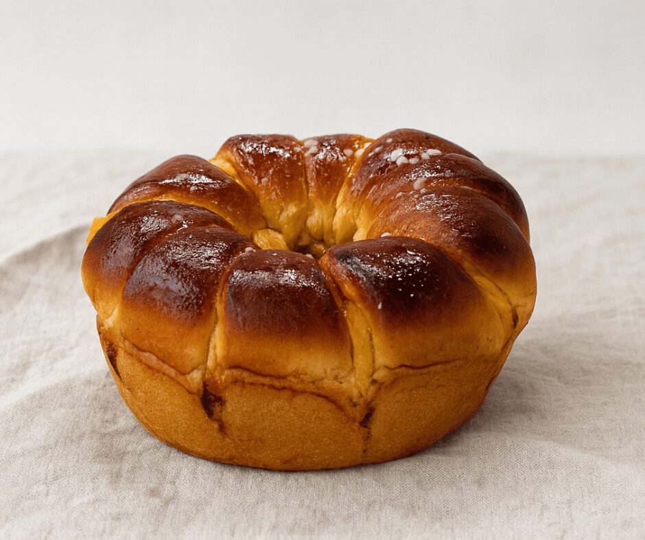 Bolo em forma de coroa com creme de ovos