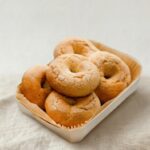 Biscoitos tradicionais com um buraco no meio numa caixa de madeira fina