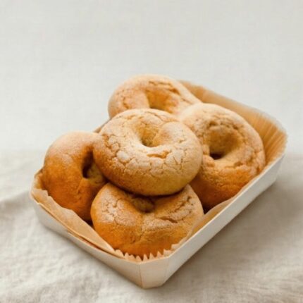 Biscoitos tradicionais com um buraco no meio numa caixa de madeira fina