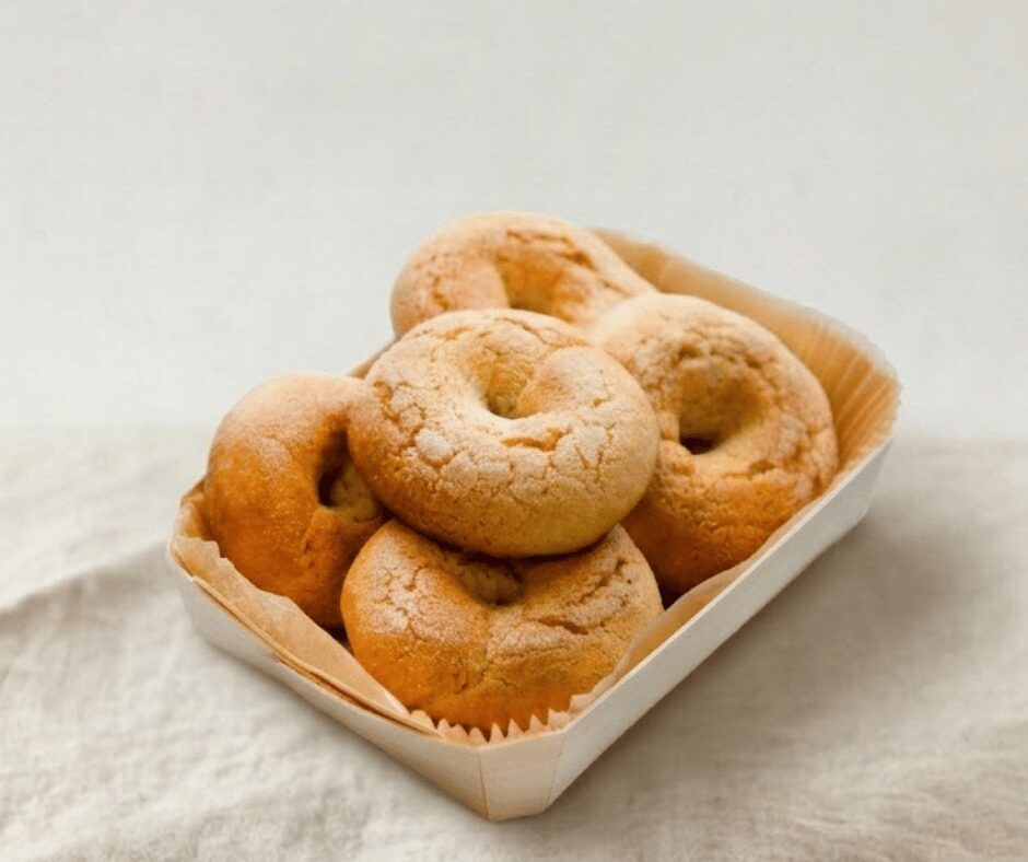 Biscoitos tradicionais com um buraco no meio numa caixa de madeira fina