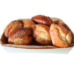 Biscoitos tradicionais com um buraco no meio numa caixa de madeira fina
