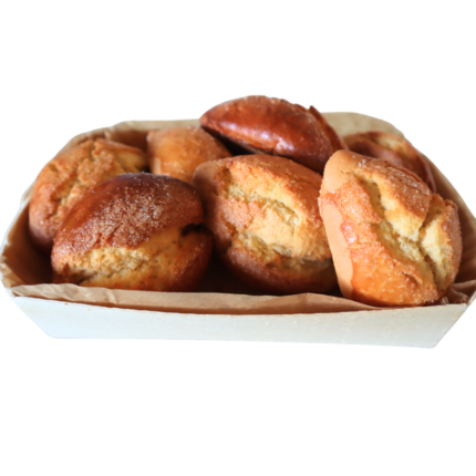 Biscoitos tradicionais com um buraco no meio numa caixa de madeira fina
