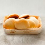 Pequenos bolos tradicionais colocados numa caixa de madeira fina