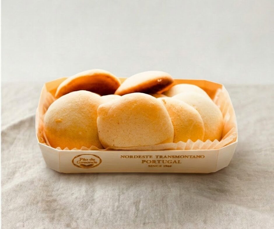 Pequenos bolos tradicionais colocados numa caixa de madeira fina