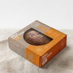 Caixa laranja com janela e com bola de carne por dentro