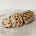 Pão de Passa fatiado em cima de um pano branco