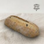 Pão com azeitonas em cima de uma toalha branca de pano