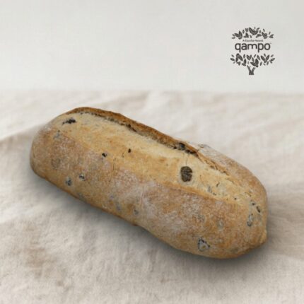 Pão com azeitonas em cima de uma toalha branca de pano