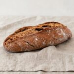 Pão escuro em cima de uma toalha