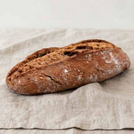 Pão escuro em cima de uma toalha