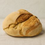 Pão em cima de uma toalha de pano