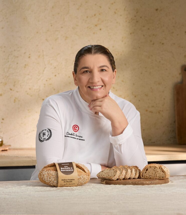 Melhor Padeira do Mundo Elisabete Ferreira, numa bonita cozinha, com o Pão de Barbela e Sarraceno