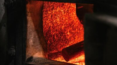 Forno a lenha com cores do lume e pau de madeira
